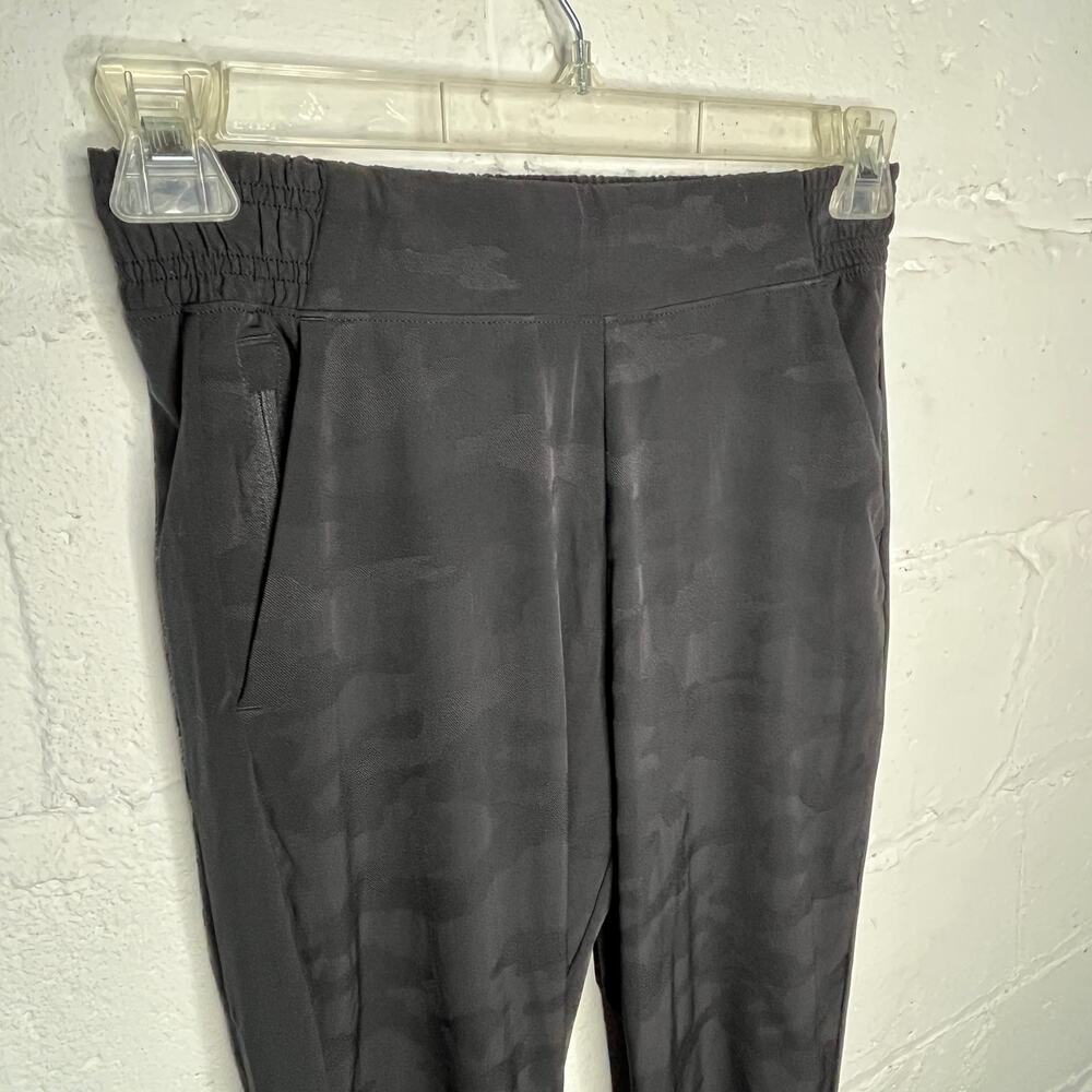 Athleta Brooklyn Textured Jogger Athleisure Pull On Women Black Camo Size 4 - Picture 2 of 9